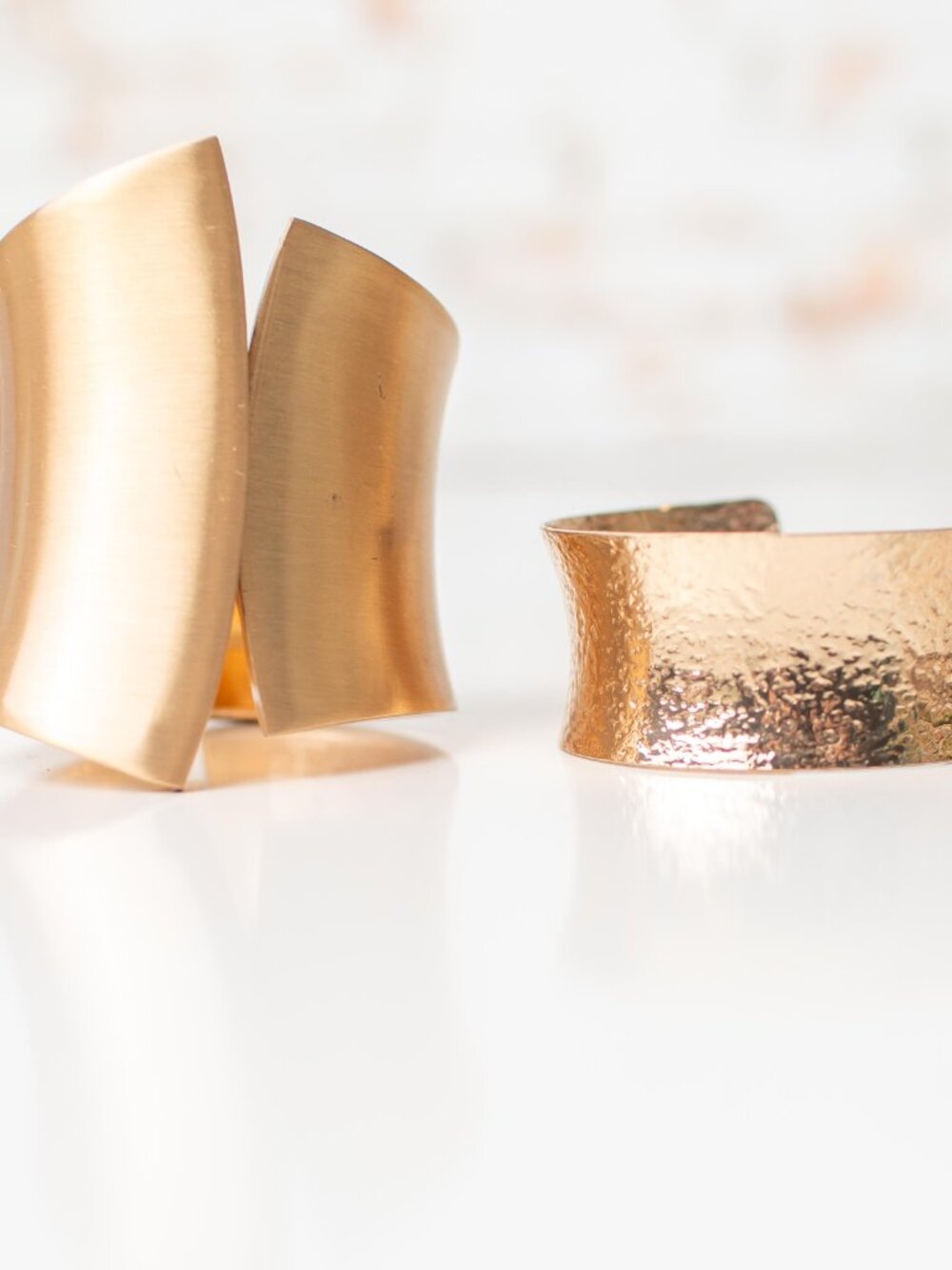 Lot of 2 Gold Tone Wide Cuff Bracelets Modern Statement Hammered Hinged - Picture 2 of 5